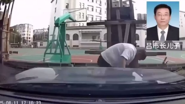 Çində DƏHŞƏT &ndash; Sürücü təzminat ödəməmək üçün vurduğu piyadanı ÖLDÜRDÜ &ndash; ANBAAN VİDEO 