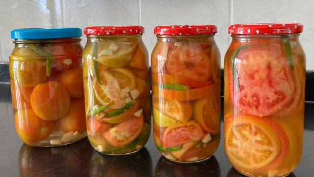 Bərdədə bir ailənin 4 üzvü pomidor turşusundan zəhərləndi