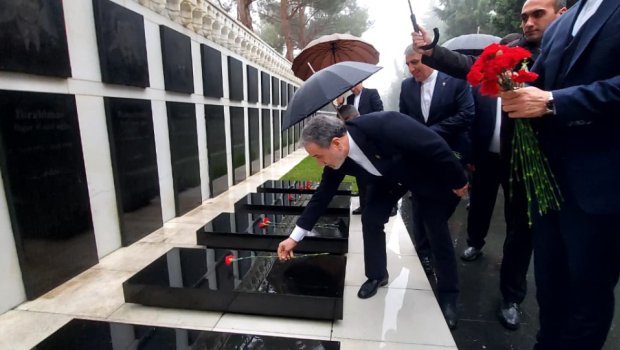 İranın xarici işlər naziri Bakıda şəhidlərin xatirəsini andı &ndash; FOTO