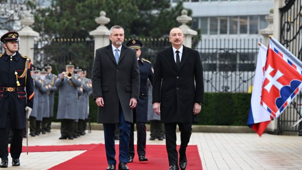 İlham Əliyevin Bratislavada rəsmi qarşılanma mərasimi oldu - FOTO