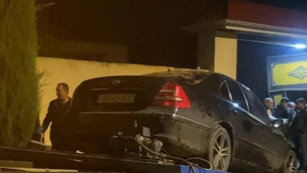 Ağcabədidə avtomobil darvazaya çırpıldı - Ölən var - FOTO