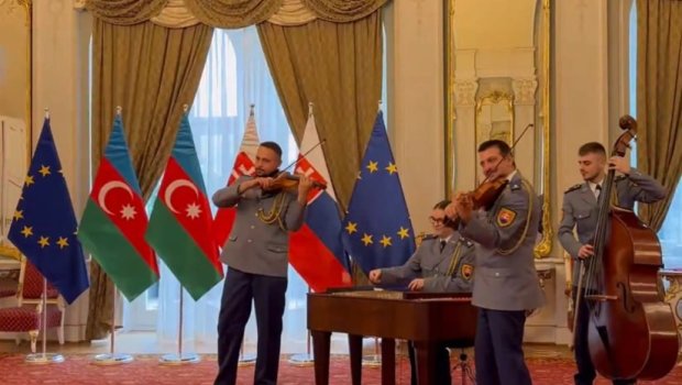 İlham Əliyevlə Robert Fitsonun görüşündə "Qurban olum Azərbaycan" mahnısı İFA EDİLDİ &ndash; VİDEO