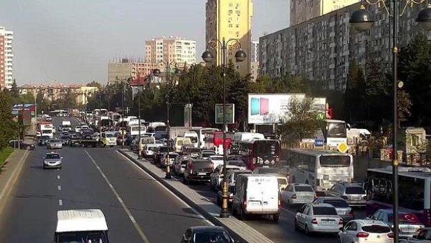 Yol Polisi tıxacı belə aradan qaldırdı &ndash; VİDEO