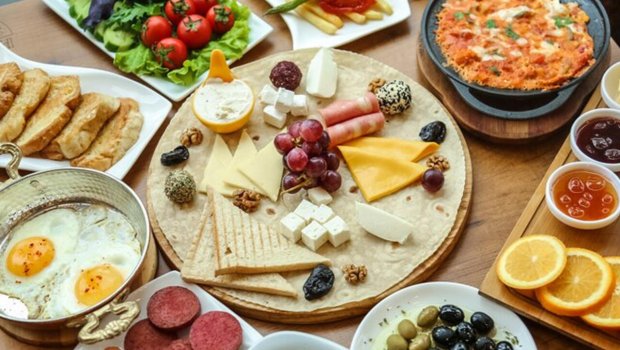 Səhərlər qətiyyən yemək olmaz, ancaq bütün restoranların menyusunda var