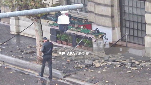 Bakının mərkəzində eyvan UÇDU: Xəsarət alan var &ndash; FOTO/VİDEO