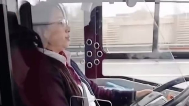 &ldquo;BakuBus&rdquo;un qadın sürücüsünün yüksək səslə mahnı dinlədiyi iddialarına RƏSMİ CAVAB &ndash; VİDEO