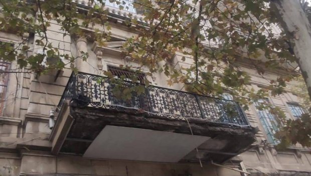 Bakıda eyvanı uçan bina memarlıq abidəsi imiş - RƏSMİ/FOTO