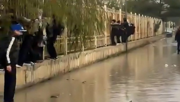 71 nömrəli orta məktəbin qarşısı gölməçəyə çevrildi - VİDEO