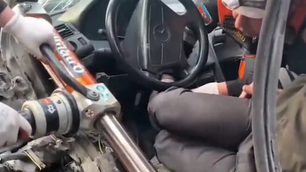 Türkanda ağır QƏZA: Sürücü sıxılı vəziyyətdə qaldı &ndash; VİDEO