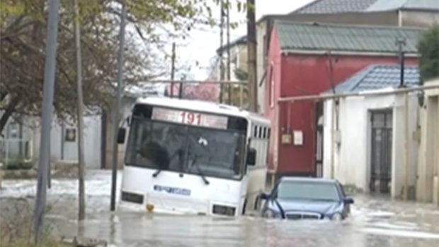 &ldquo;6-7 ildir hər qış bu yolda əziyyət çəkirik...&rdquo; - Video