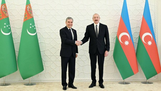 Azərbaycan lideri Qurbanqulu Berdiməhəmmədovu TƏBRİK ETDİ