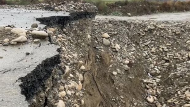 Ağsuda çay daşdı, üç kəndi rayon mərkəzinə bağlayan yolda təhlükəli vəziyyət yarandı &ndash; VİDEO