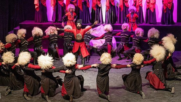 Təbrizdə "Koroğlu" tamaşasına qarşı çıxmaq istədilər - İzləyici axının qarşısını ala bilmədilər &ndash; VİDEO