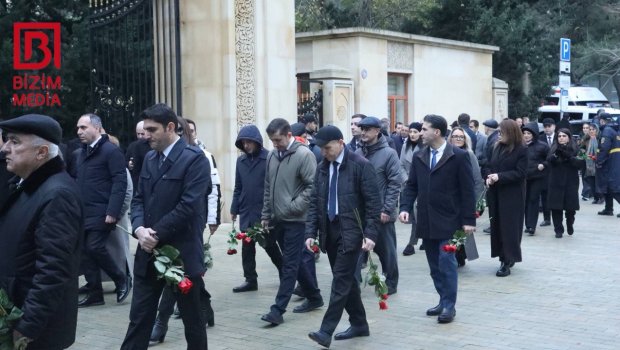 Vətəndaşlar Ulu Öndərin xatirəsini anmaq üçün Fəxri xiyabana axın edir &ndash; FOTO/VİDEO