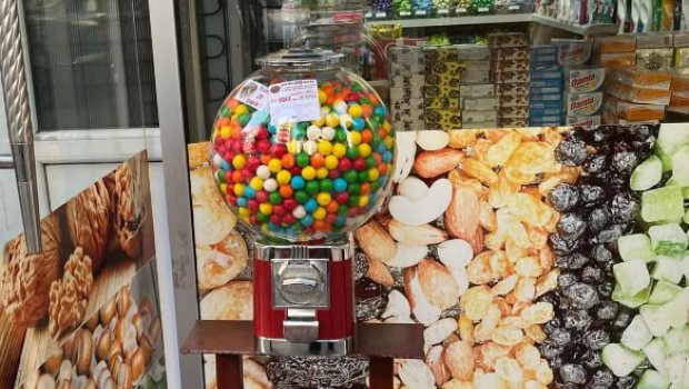 Marketlərin önündə satılan saqqızlar zəhərlənməyə səbəb ola bilər? &ndash; MÜHÜM AÇIQLAMA