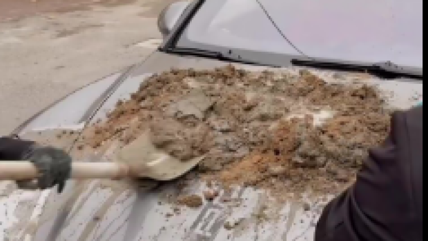 Bakıda "Porsche"nin üstündə beton qarışdırdılar - VİDEO