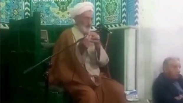 İranda molla xütbə oxuyarkən infarkt keçirdi – VİDEO