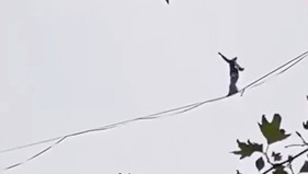 Nəfəs kəsən GÖRÜNTÜ: Qadın hündürlükdə ip üzərində… - VİDEO