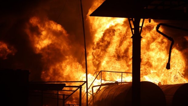 Rusiyaya yüzlərlə dron və raketlərlə zərbə endirildi - Neft bazaları yanır - FOTO/VİDEO