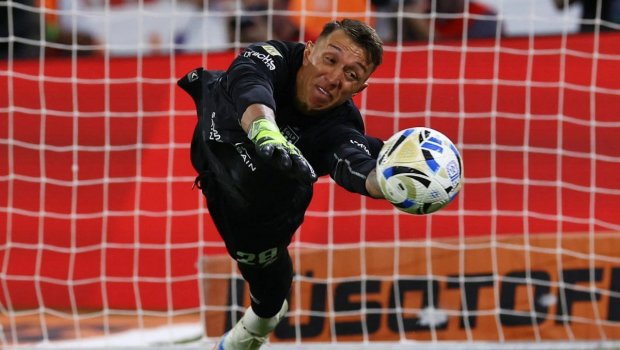 "Qalatasaray"ın keçmiş qapıçısı komandasını çempion etdi - VİDEO