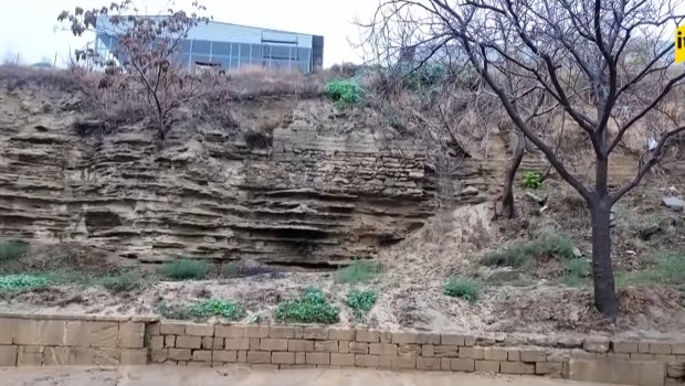 Bakının mərkəzində TƏHLÜKƏ: Yağışın fəsadları... - VİDEO