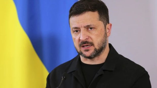 Zelenski: “Mən prezident kreslosundan yapışmamışam”