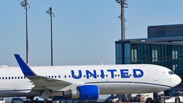“United Airlines” təyyarəsinin mühərriki Yaponiyaya uçuş zamanı İŞLƏMƏYİB