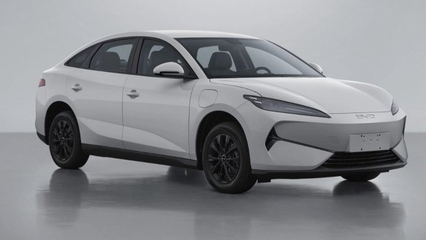 Çin maşınını təmir edən dəmirçi dəhşətə gəldi: &ldquo;Bir barmaqla əyilir&rdquo; - VİDEO