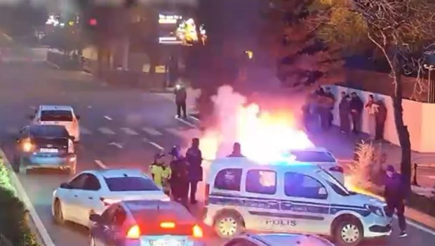 Bakıda yanan avtomobil belə söndürüldü &ndash; ANBAAN VİDEO