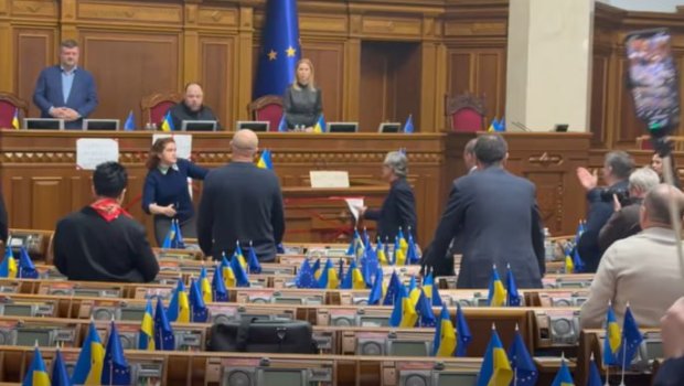Ukrayna Ali Radasında deputatlar arasında dava &ndash; ANBAAN VİDEO