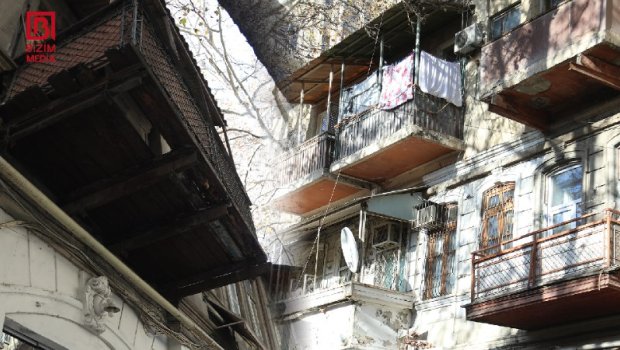 Bakının mərkəzində köhnə eyvanlar TƏHLÜKƏ saçır &ndash; Məsul qurumlar hara baxır? &ndash; VİDEO