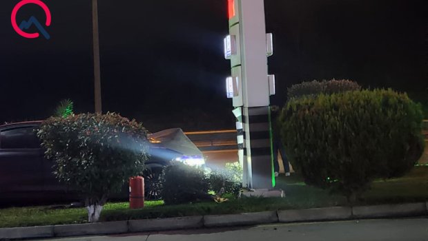 Bakıda ağır QƏZA: Avtomobil yanacaqdoldurma məntəqəsinə çırpıldı - FOTO