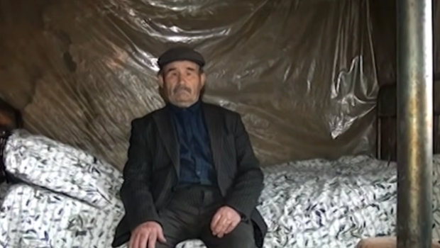 Hədiyyə bəhanəsi ilə oğurluq: Goranboyda 81 yaşlı kişini aldadıblar &ndash; VİDEO