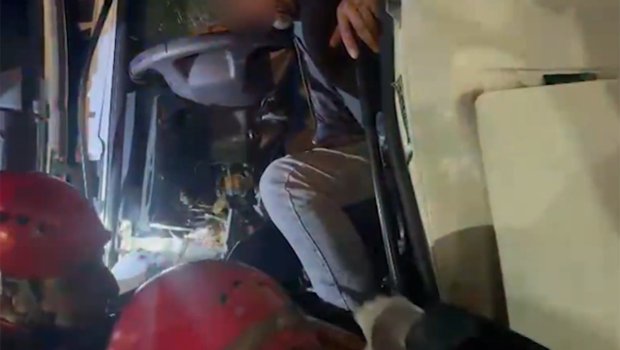 Lökbatanda ağır QƏZA: Sürücü belə xilas edildi &ndash; VİDEO