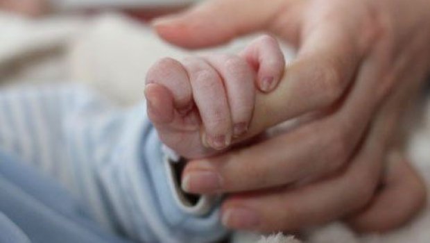 Arabadan yıxılan 10 aylıq körpə öldü