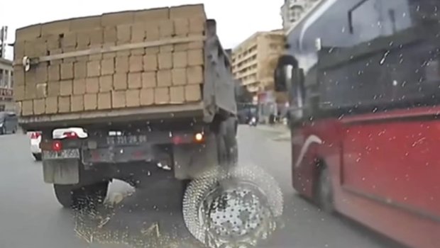 Bakıda sərnişin avtobusu ağır qəzadan son anda qurtuldu &ndash; ANBAAN VİDEO