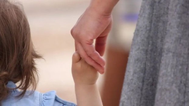 Qubada sərnişin avtobusu ana və övladını vurdu - Ölən var