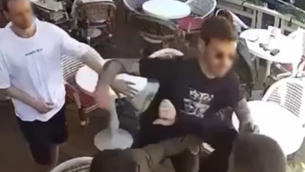 Kafedə dalaşanları ayırmaq istədi - Həyatından oldu&hellip; - FOTO