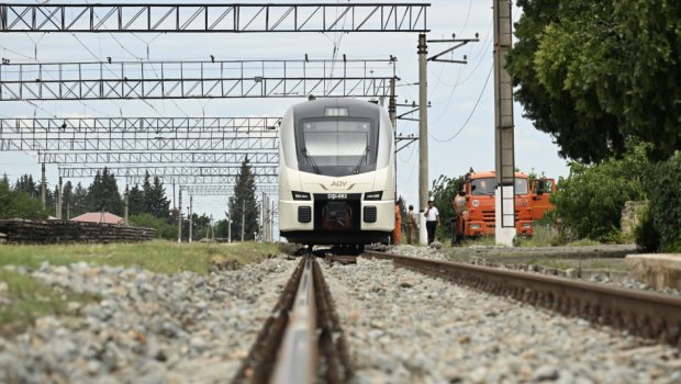 Kürdəmirdə DƏHŞƏT: Qatarın üzərindən keçmək istəyən məktəblini &ldquo;tok&rdquo; vurdu