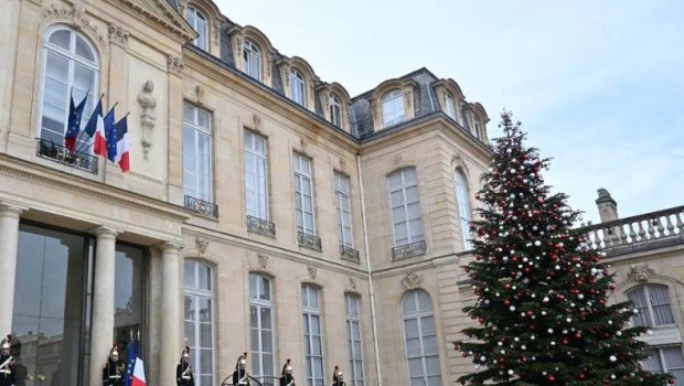 Makronun sarayında minlərlə avroluq qarət - Oğurlayıb hərraca çıxardılar