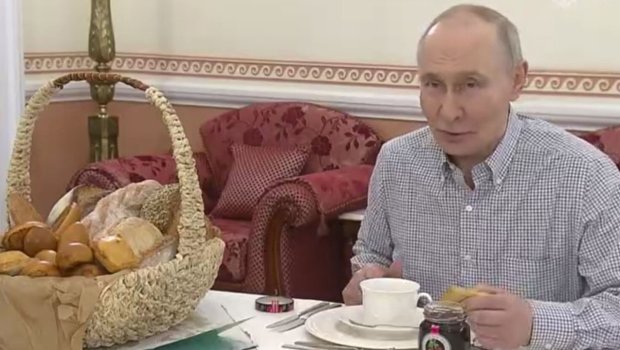Çörəkxananın sahibi Putinə &ldquo;pirojki&rdquo; göndərdi - VİDEO