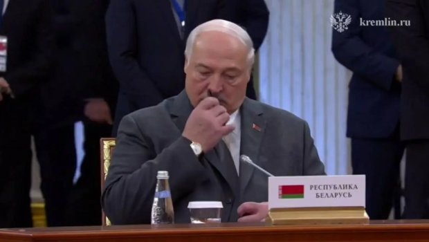 Lukaşenkonun MDB liderlərinin görüşündə bığlarını daraması gündəm oldu &ndash; VİDEO