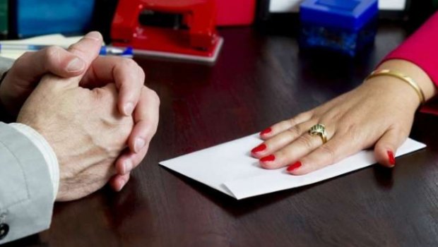 Daha bir &ldquo;işə düzəltmək&rdquo; fırıldağı - Qadın TUTULDU