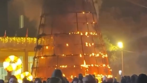 Şəhər meydanındakı bayram yolkası yanaraq külə döndü - VİDEO