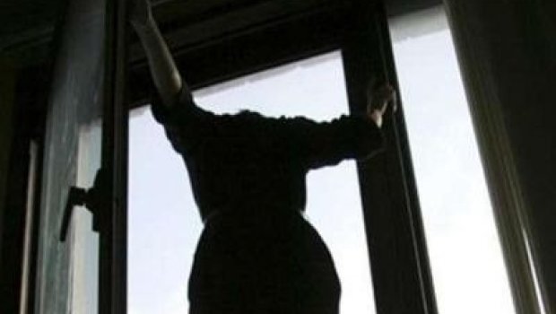 19 yaşlı qız 4-cü mərtəbədən yıxıldı