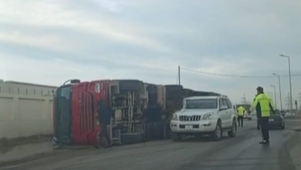 Sumqayıtda TIR aşdı &ndash; VİDEO