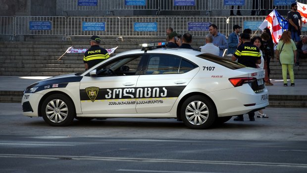 Gürcüstanda kişi öz nənəsini girov götürdü