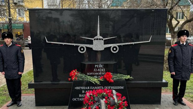 AZAL təyyarəsinin qəzası nəticəsində həlak olanların xatirəsinə Qroznıda memorial plitə ucaldıldı - FOTO