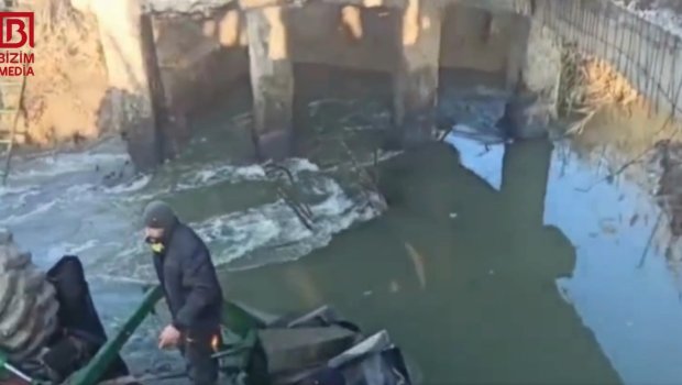 Sabirabadda kombayn kanala aşdı - Sürücü öldü - VİDEO