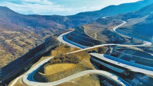 Azad edilmiş ərazilərdə uzunluğu 3700 kilometrdən çox olan avtomobil yolları inşa olunur
